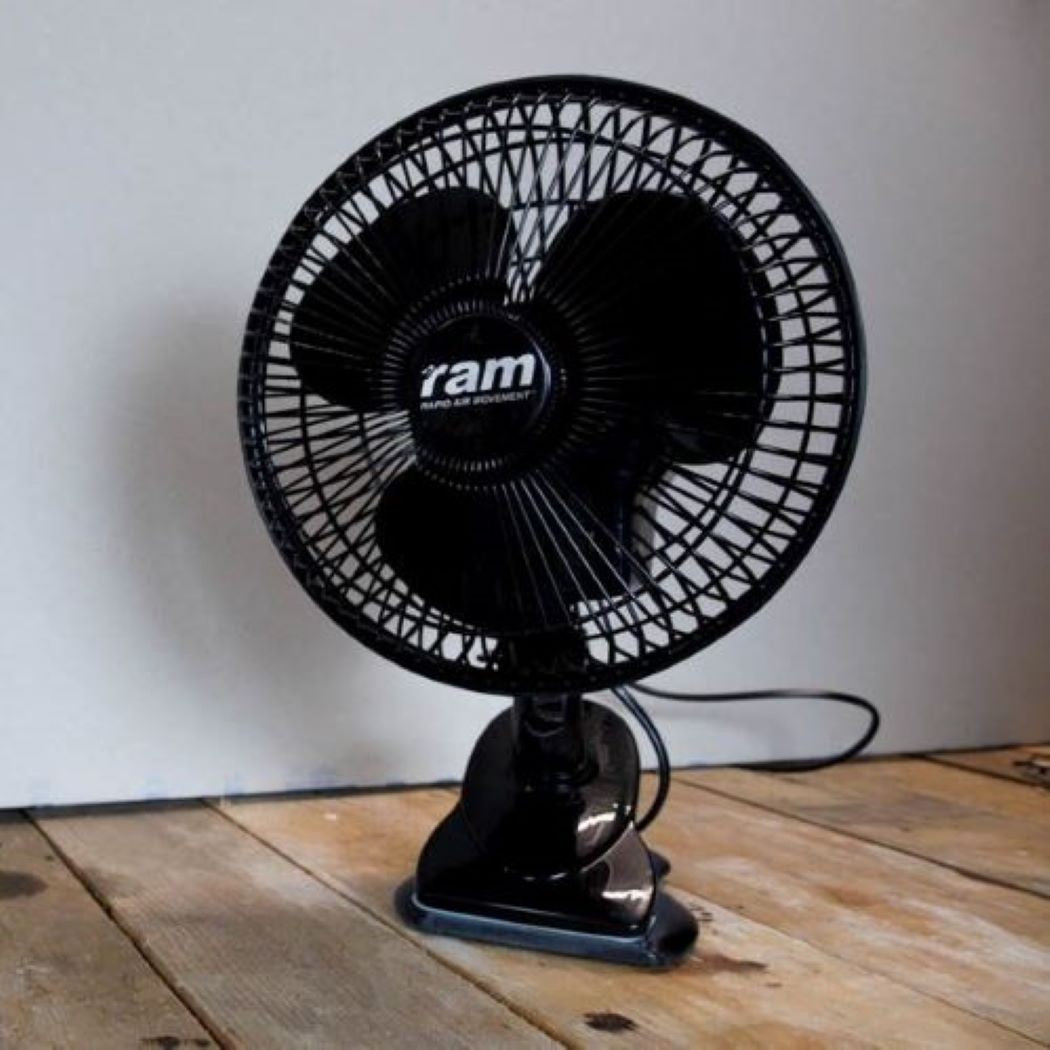 RAM ECO Clip Fan 20W, oscilační klipsnový ventilátor průměr 18 cm druhý boční pohled