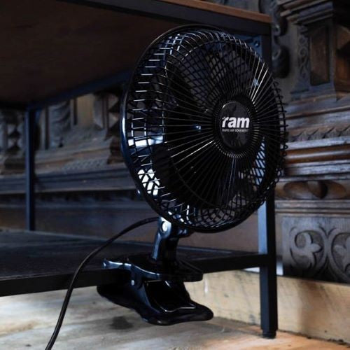 RAM ECO Clip Fan 20W, oscilační klipsnový ventilátor průměr 18 cm detailní pohled